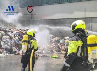 Un fuego en el exterior de la planta de reciclaje de Valsequillo moviliza a los bomberos en Antequera