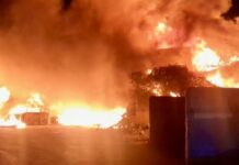 Movilización de bomberos y medios aéreos por un incendio en las instalaciones de Valsequillo, en Antequera