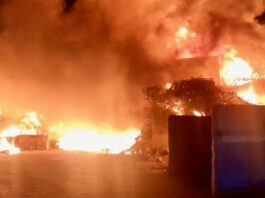 Movilización de bomberos y medios aéreos por un incendio en las instalaciones de Valsequillo, en Antequera