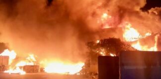 Movilización de bomberos y medios aéreos por un incendio en las instalaciones de Valsequillo, en Antequera