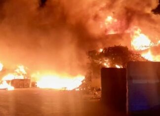 Movilización de bomberos y medios aéreos por un incendio en las instalaciones de Valsequillo, en Antequera