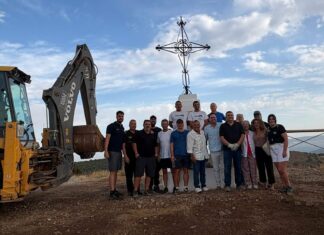 Sierra de Yeguas da sentido al Cerro de la Cruz y su escudo con la instalación de un monolito con un crucifijo