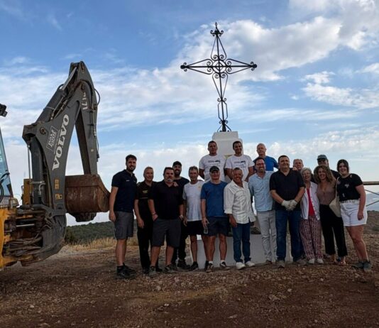 Sierra de Yeguas da sentido al Cerro de la Cruz y su escudo con la instalación de un monolito con un crucifijo