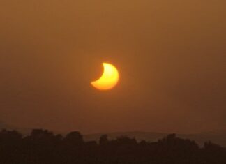 Antequera y sus enclaves emblemáticos se abarrotan para contemplar un eclipse solar histórico