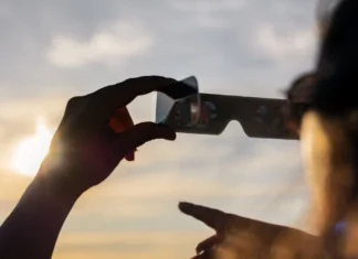 La Verónica regala gafas homologadas para contemplar el eclipse solar