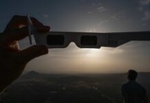 Cientos de personas acuden a la Sierra de Gracia de Archidona para ver el eclipse solar