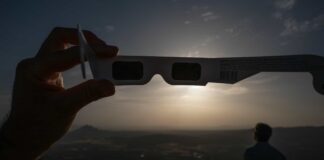 Cientos de personas acuden a la Sierra de Gracia de Archidona para ver el eclipse solar
