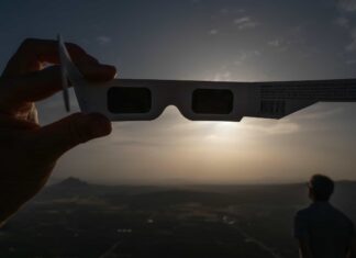 Cientos de personas acuden a la Sierra de Gracia de Archidona para ver el eclipse solar