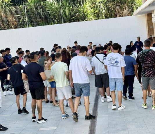 Antequera improvisa una sala de examen para que 280 aspirantes no se queden sin hacer el teórico de conducir