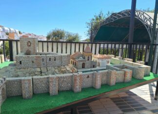 Teba expone de forma permanente una réplica del Castillo de la Estrella junto a la Fuente de los Leones