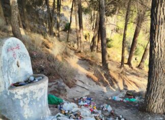 Vecinos de El Chorro recogen firmas para exigir limpieza y vigilancia en uno de los parajes más visitados de Málaga