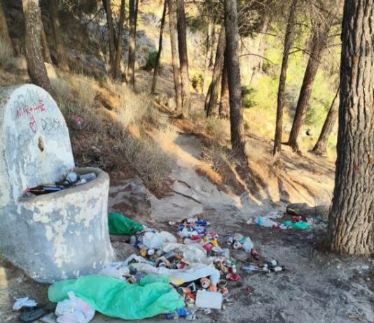Vecinos de El Chorro recogen firmas para exigir limpieza y vigilancia en uno de los parajes más visitados de Málaga