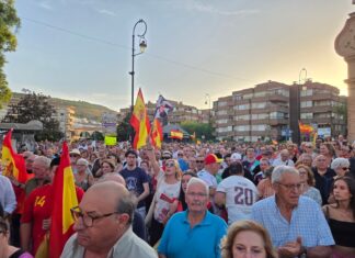 Cientos de personas llenan la Puerta de Estepa en apoyo a Ceuta