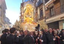Cientos de devotos reciben a la Patrona en su procesión