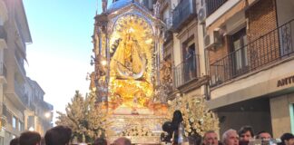 Cientos de devotos reciben a la Patrona en su procesión