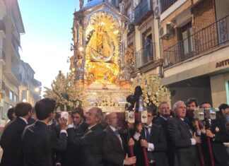 Cientos de devotos reciben a la Patrona en su procesión
