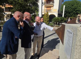 La plaza Fernández Viagas estrena un reloj solar diseñado por el antequerano Antonio Madrona
