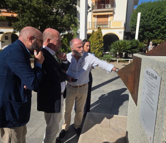 La plaza Fernández Viagas estrena un reloj solar diseñado por el antequerano Antonio Madrona