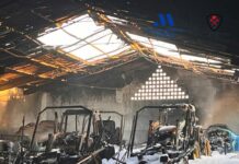 Un incendio arrasa una nave agrícola en Antequera