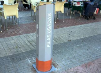 Campillos instala cuatro nuevos contenedores para la recogida de pilas y baterías usadas