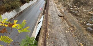 Cortada la carretera de acceso a Casabermeja por un nuevo desprendimiento del muro de contención