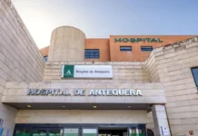 Herido un menor de 11 años tras precipitarse desde un balcón en pleno centro de Antequera