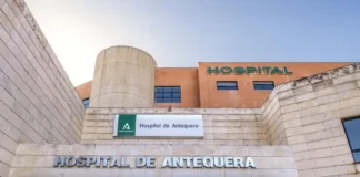 Herido un menor de 11 años tras precipitarse desde un balcón en pleno centro de Antequera