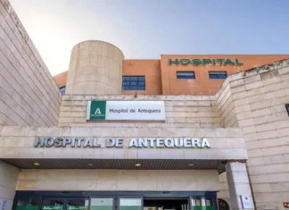 Herido un menor de 11 años tras precipitarse desde un balcón en pleno centro de Antequera