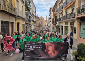 Antequera se suma a la lucha contra el cáncer de mama con una multitudinaria marcha solidaria
