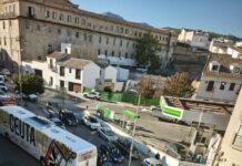 Momentos de tensión en Antequera: un autobús choca contra varios coches tras desmayarse su conductor