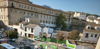 Momentos de tensión en Antequera: un autobús choca contra varios coches tras desmayarse su conductor