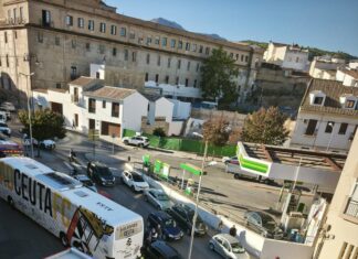 Momentos de tensión en Antequera: un autobús choca contra varios coches tras desmayarse su conductor