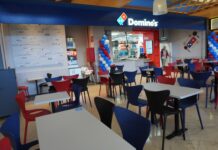 Pizzas gratis, globos con premio e invitaciones escondidas en las farolas: así celebra Domino’s su llegada a Antequera