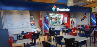 Pizzas gratis, globos con premio e invitaciones escondidas en las farolas: así celebra Domino’s su llegada a Antequera