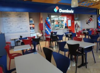 Pizzas gratis, globos con premio e invitaciones escondidas en las farolas: así celebra Domino’s su llegada a Antequera
