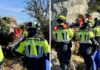 Los bomberos evacúan en camilla a una senderista herida en El Torcal de Antequera