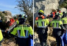 Los bomberos evacúan en camilla a una senderista herida en El Torcal de Antequera