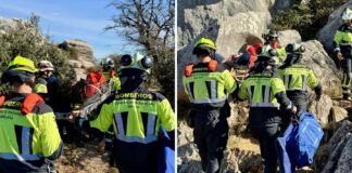 Los bomberos evacúan en camilla a una senderista herida en El Torcal de Antequera