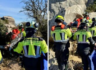 Los bomberos evacúan en camilla a una senderista herida en El Torcal de Antequera