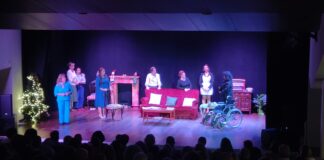Ocho mujeres convierte el escenario de Archidona en un retrato del universo femenino